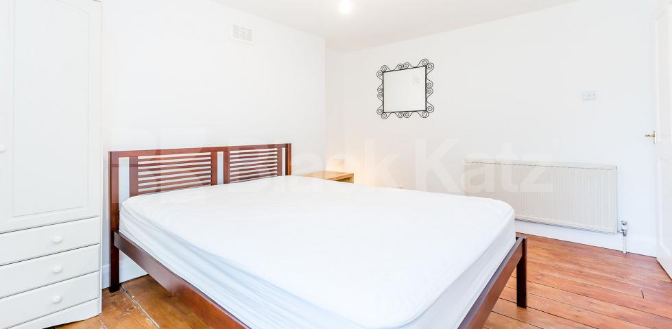 Split level 3 bed 2 bath modern apartment in central zone 1 location with garden Grays Inn Road, Holborn / Kings Cross